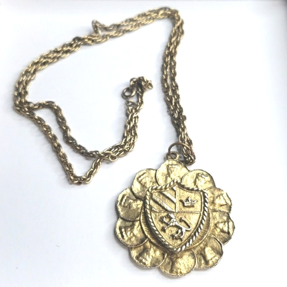 Rare LION CREST SHEILD VINTAGE NECKLACE Antique gold JEWELRY - Picture 1 of 5